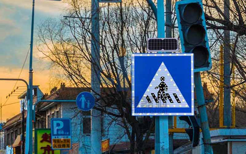 Flashing Solar Pedestrian Crossing Sign for road safety